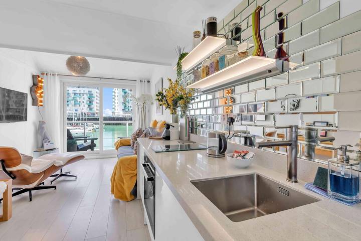 Apartment for 4 people, with terrace in Brighton Marina