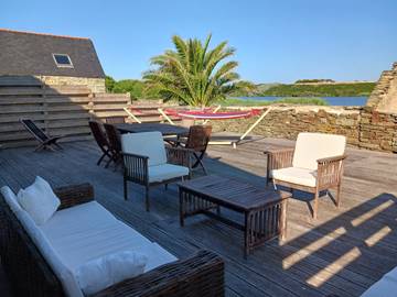 Gîte pour 5 personnes, avec vue sur le lac et terrasse à Tréogat