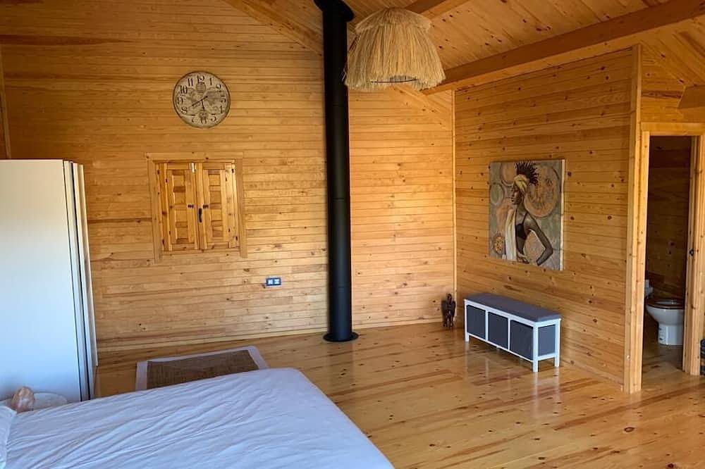 Cabaña de madera con cueva isotérmica al lado del río chicamo in Abanilla, Interior de Murcia