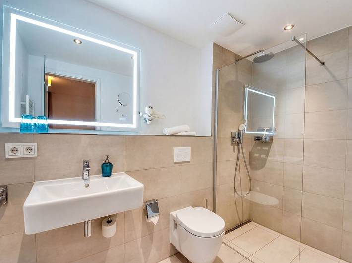 Ferienwohnung für 2 Personen, mit Terrasse und Garten sowie Seeblick und Ausblick in Wreechen