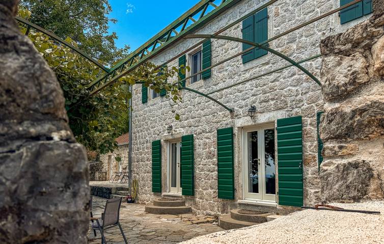 Ferienhaus für 8 Personen, mit Garten und Pool sowie Terrasse in Montenegro - 3