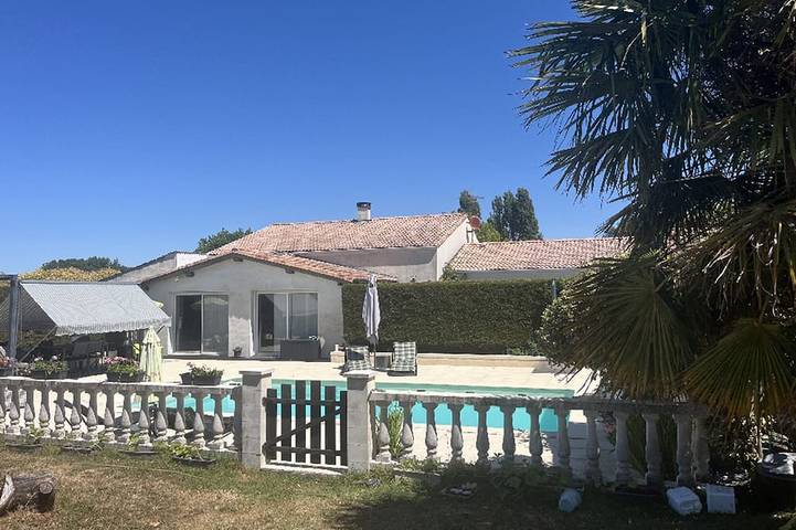Location de vacances pour 8 personnes à Thénac (Charente-Maritime)