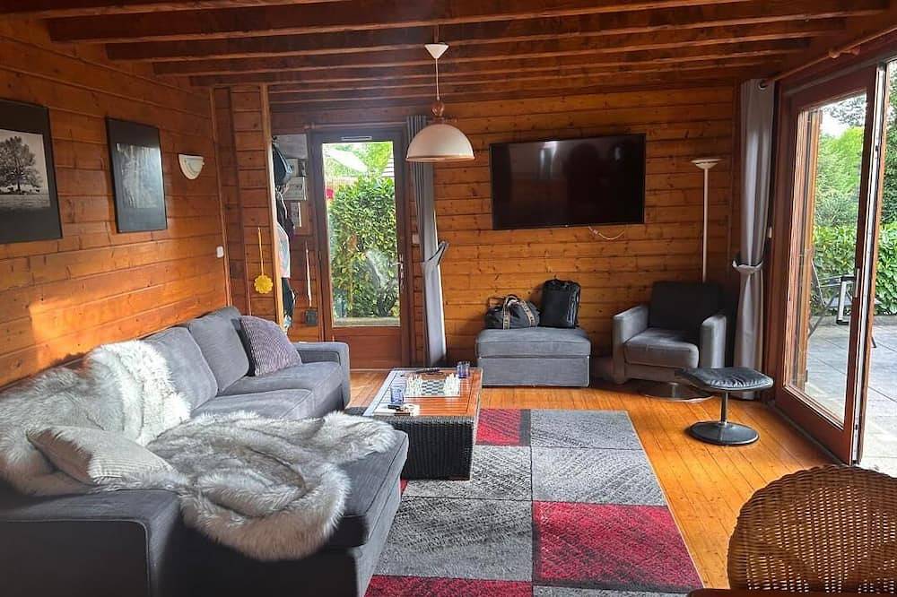 Chalet au bord du lac de Bort les Orgues, ecrin de verdure dans le Cantal in Beaulieu, Parc naturel régional des Volcans d'Auvergne