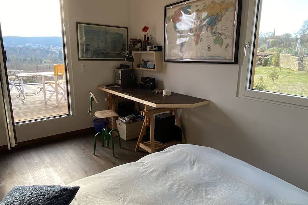 Bright architect-designed house, quiet, bioclimatic construction, river terrace in Goudargues, Nimes und Umgebung