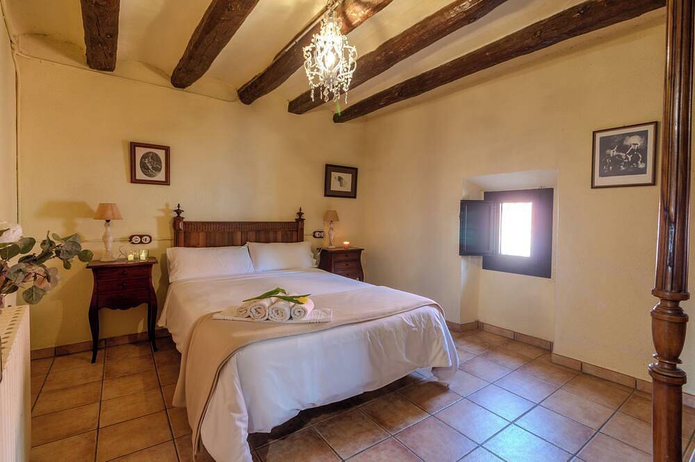 Villa sourrendeb von Weinbergen der Nähe von Sitges und Barcelona in Alt Penedès, Penedes DO