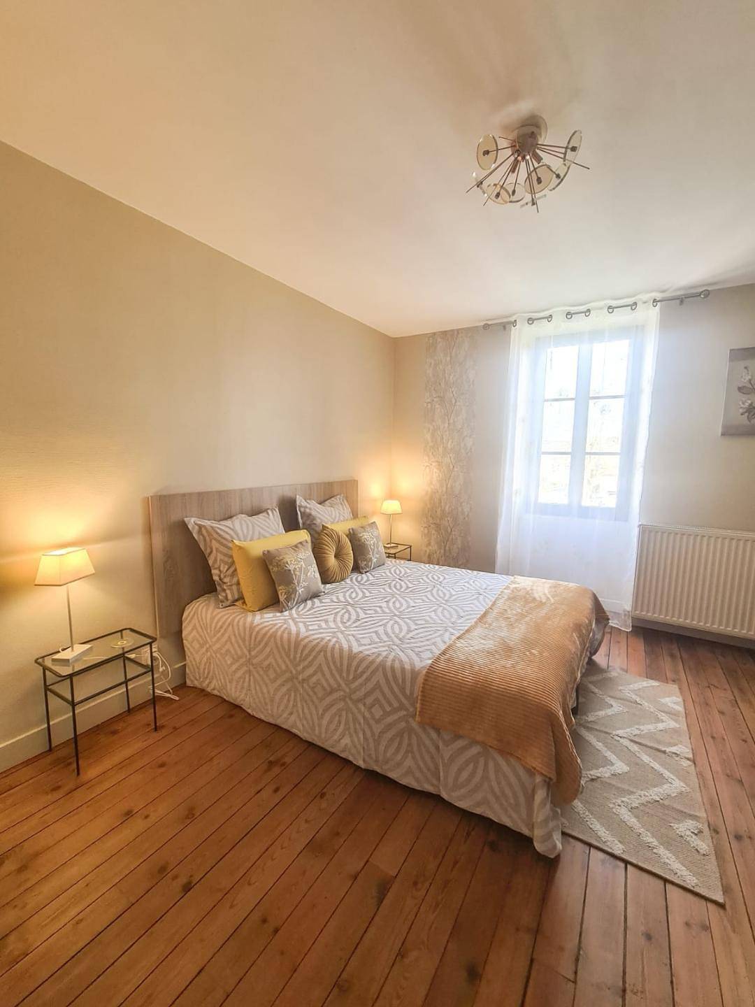 Chambres d'hôtes : Ecole Buissonnière - Chambre Paon in Le Buisson-de-Cadouin, Périgord Pourpre