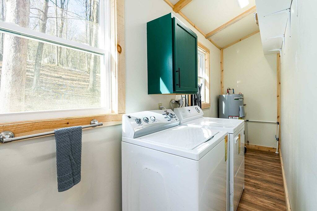 Cozy Cabin w Lake, Hot Tub, Huge Deck & Fire Pit in Seneca Rocks