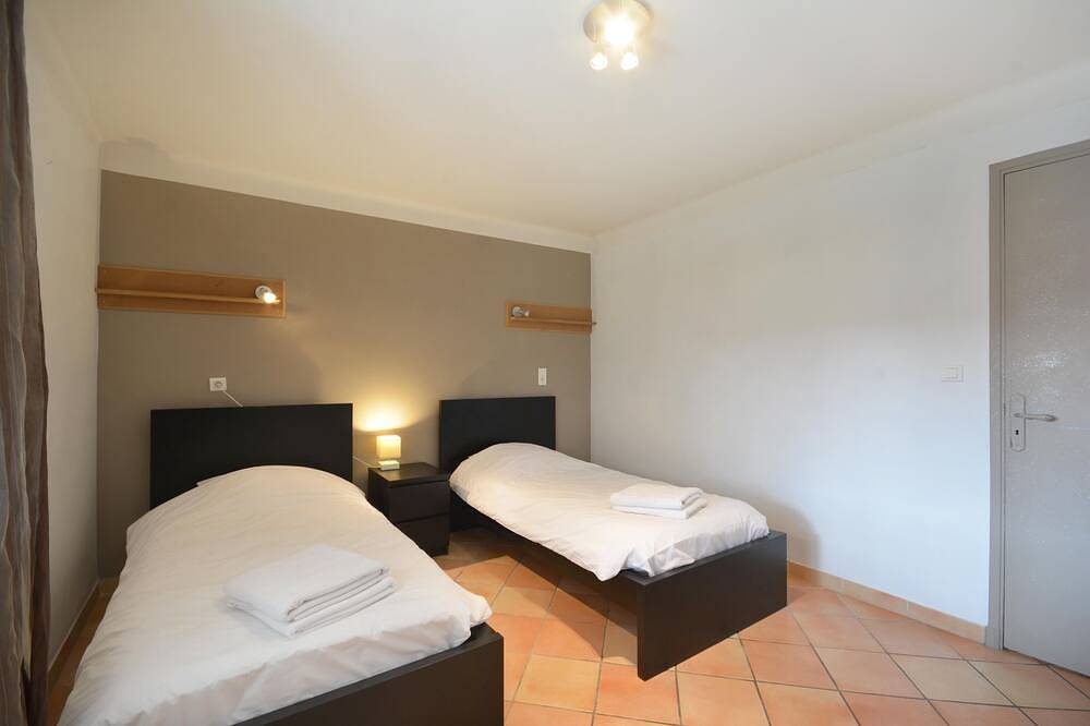 Gîte, Mas \" Au Coeur des Sorgues\", piscine chauffée ( Holiday Home) in L'Isle-sur-la-Sorgue, Vaucluse