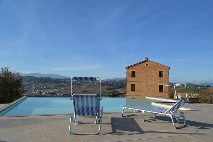 Location de vacances pour 12 personnes, avec Sauna à Loro Piceno