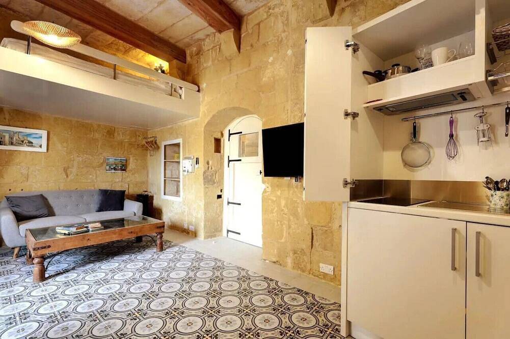 Apartamento inteiro, Historic Hideaway: 900-Year-Old Converted Studio in Victoria (Malta), Gozo (Malta)