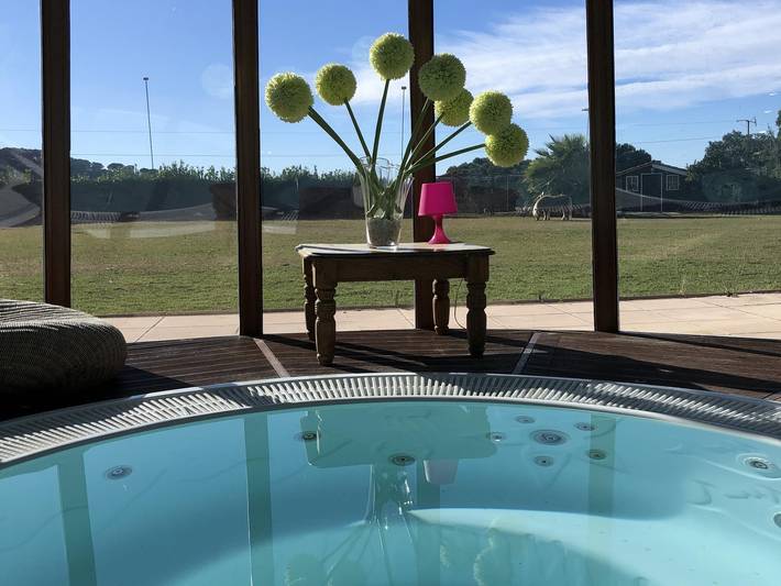 Chalet para 18 personas, con jardín y sauna además de vistas al mar y piscina en Maresme