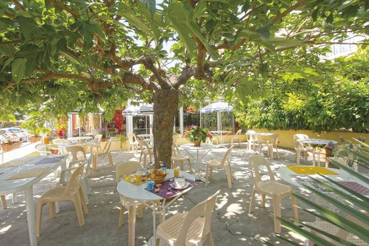 Hotel para 4 personas, con terraza y jardín - 1