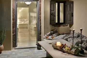 Villa for 9 Guests in Megalochori, Santorini, Picture 1
