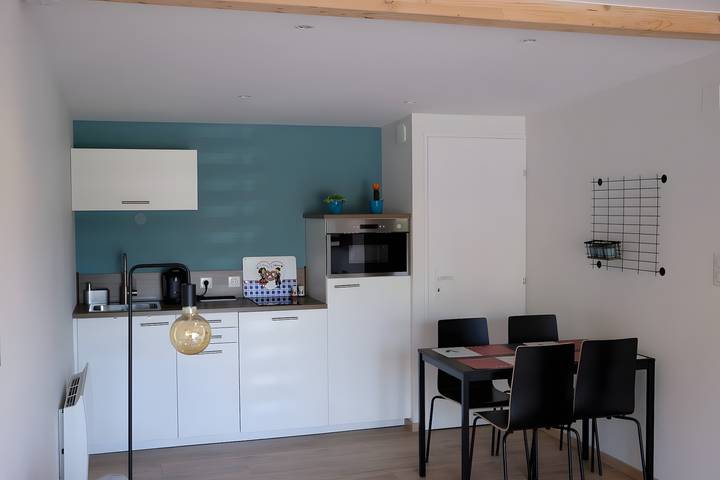 Apartamento entero, Apartamento 'Gîte Au Martin Pêcheur Côté Jardin' con terraza privada, jardín compartido y Wi-Fi in Plobsheim, Región de Estrasburgo