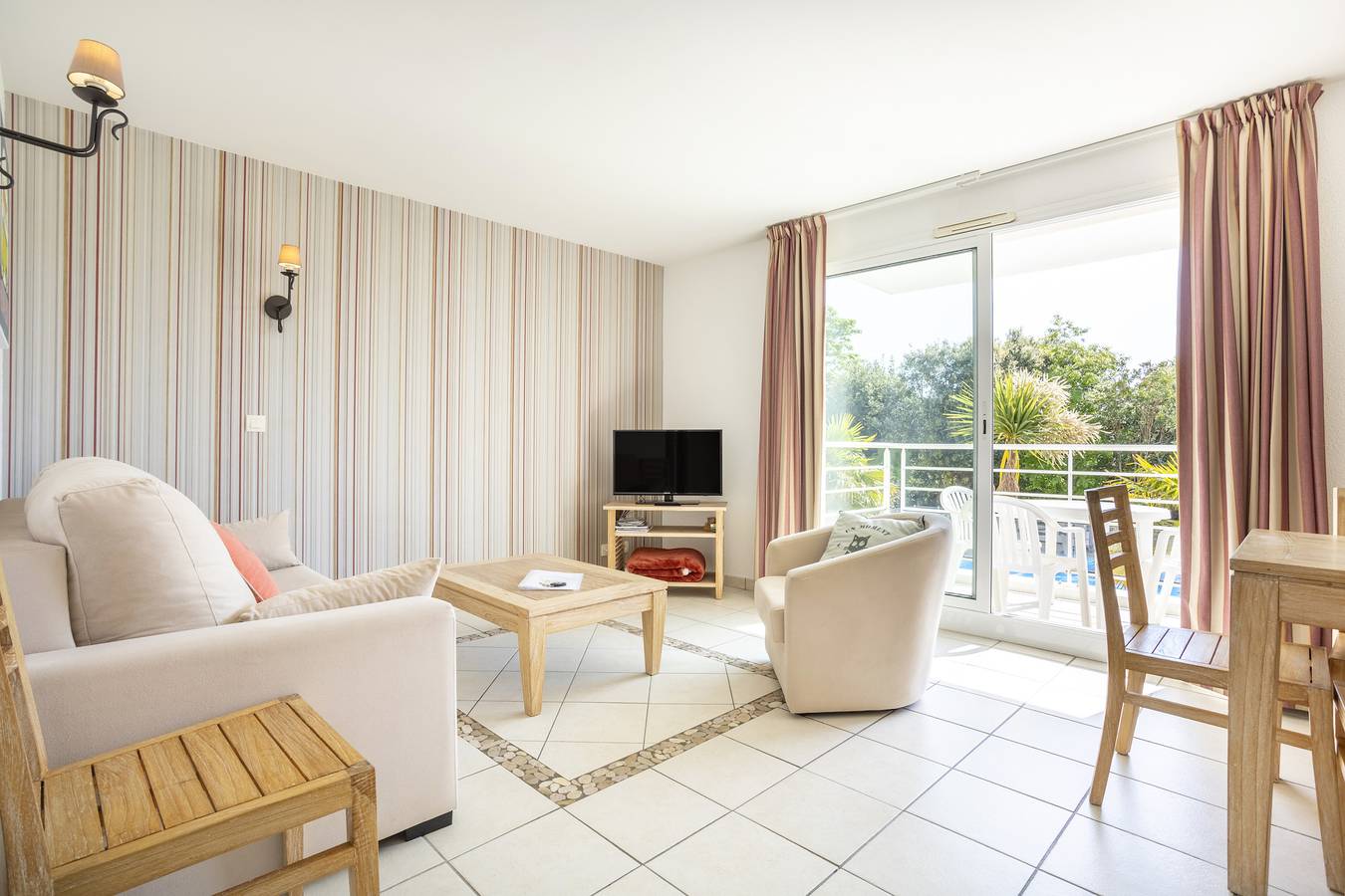 Appartement entier, Appartement 'Beg Meil Centre, 300 M De La Plage' avec piscine partagée, jardin partagé et Wi-Fi in Fouesnant, Côte de Cornouaille