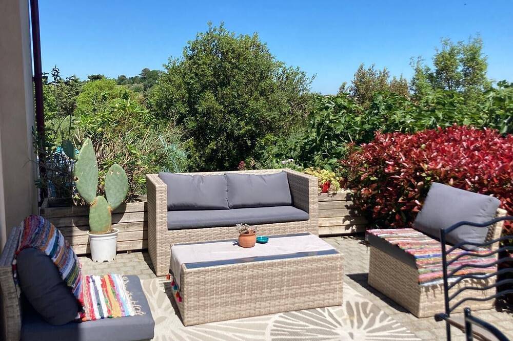 Gîte Piscine et Vue Imprenable avec Piscine Privée, Terrasse et Wi-Fi in Sainte-Camelle, Région de Carcassonne