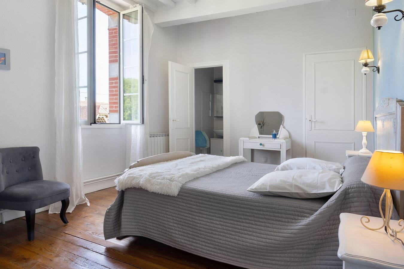 Chambre d’hôtes « Chambre Bleue » avec vue montagne, terrasse partagée et Wi-Fi in Pontiacq-Viellepinte, Béarn