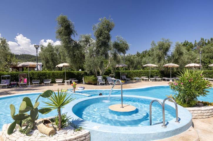 Ferienhaus für 6 Personen, mit Terrasse und Garten sowie Pool in Vieste