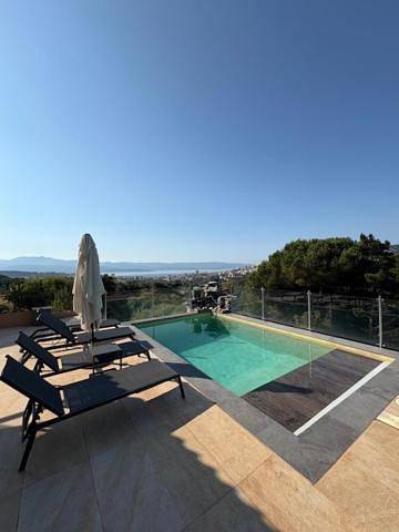 Villa pour 10 personnes, avec vue ainsi que piscine et jardin, animaux acceptés à Ajaccio - 3
