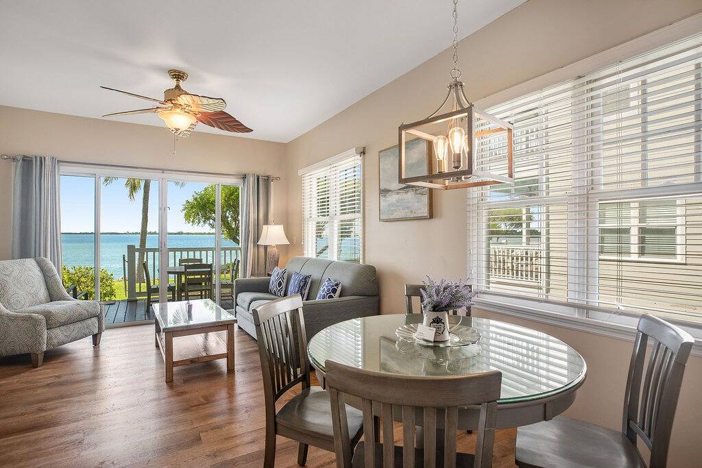 Waterfront retreat with balcony views, kayak, Sup, central Ac & washer/dryer in Duck Key, Monroe County