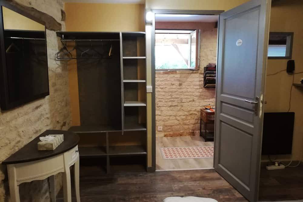 Gîte \" Les mésanges\", 2 personnes, à la campagne, à 20 km au sud de Cahors. in Lalbenque, Quercy