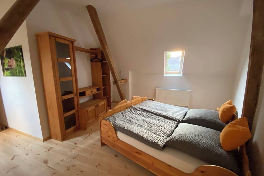 Ganze Wohnung, Ferienwohnung im Dachgeschoss in großzügigem Haus mit Hof und Garten in Muldestausee, Dübener Heide