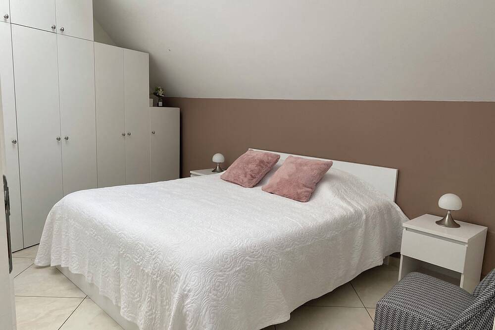 Geheel appartement, Quiet, spacious, bright apartment in a pretty village 5 kms from Beaune in Vignoles, Beaune en omgeving