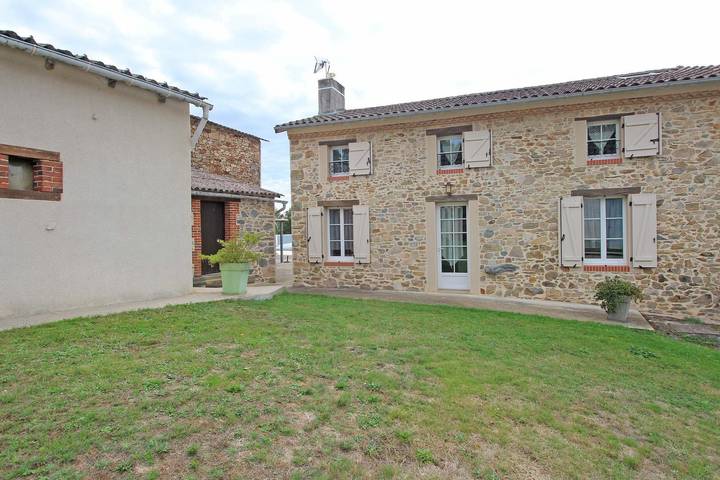Gîte pour 5 personnes, avec piscine ainsi que terrasse et jardin à Saint-Sornin-la-Marche