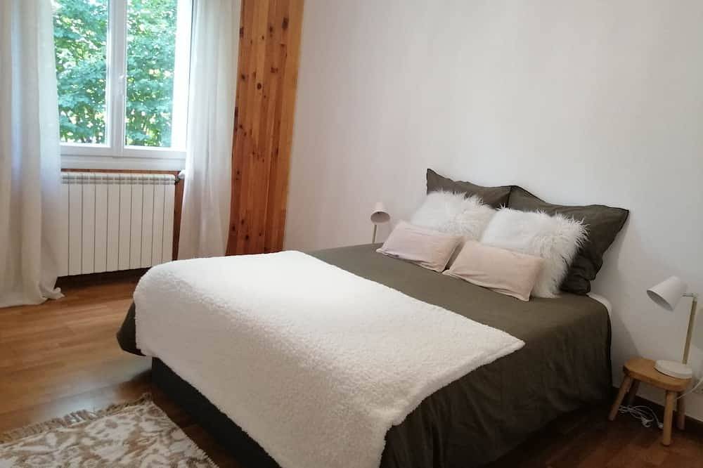 Langogne 5 minutes from Lake Naussac, 7-room holiday home with garden. in Langogne, Mende region