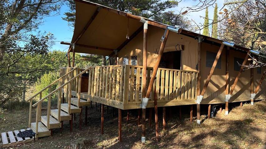 Tente pour 7 personnes, avec piscine ainsi que jacuzzi et jardin
