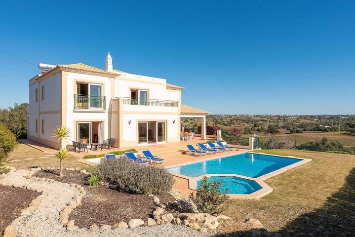 Villa voor 8 personen, met Balkon en Tuin in Guia