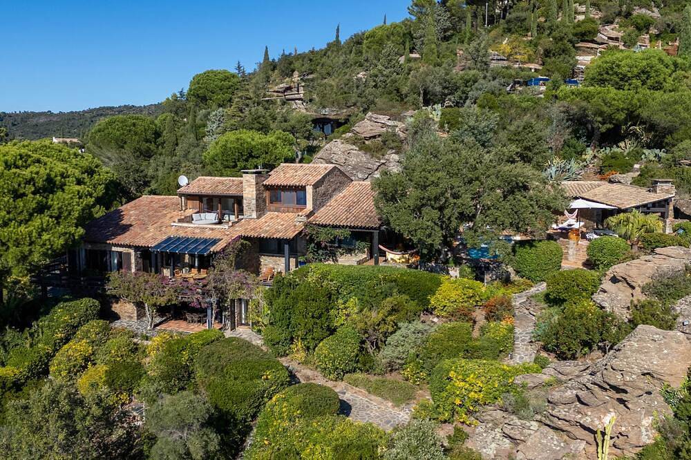 Villa d’architecte d’exception sur les hauteurs de Le Rayol in Rayol-Canadel-sur-Mer, Côte méditerranéenne (France)