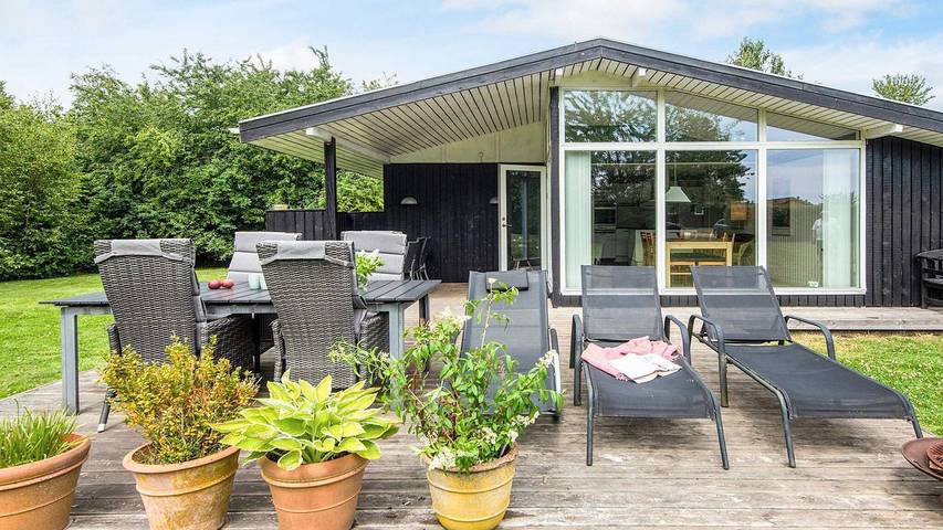 Ferieudlejning for 6 personer, med terrasse i Saksild