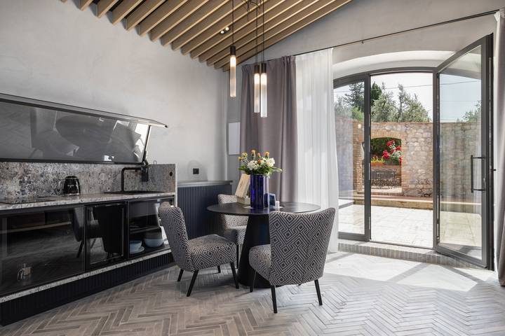 Appartamento intero, Appartamento 'Suite Mezzatorre' con piscina condivisa, Wi-Fi e aria condizionata in San Gimignano, Siena e dintorni