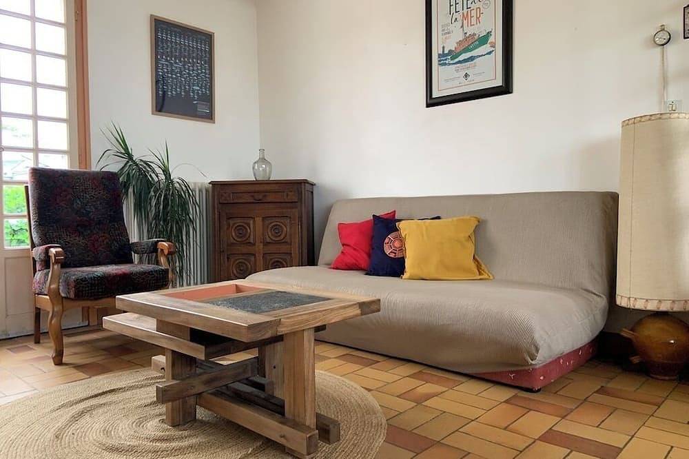Beachfront home, within walking distance of the beach, and with a view of the ocean! in Trévou-Tréguignec, Rosa Granitküste