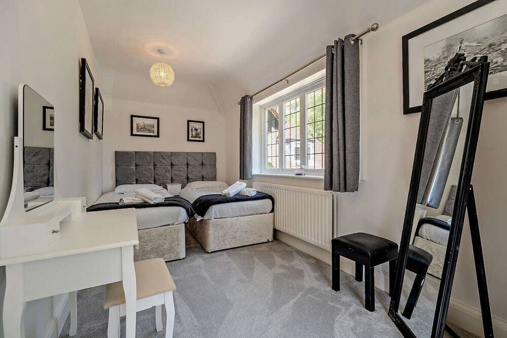 Perfect Booking | Luxury Home With Pool & Gym in Greensands Ridge, Kent