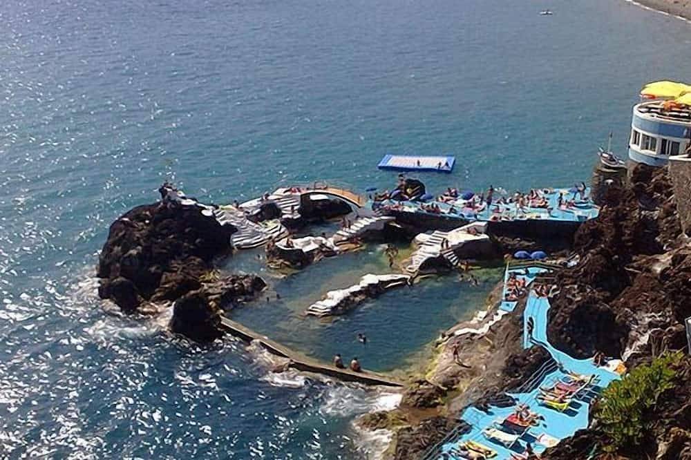 Apartamento entero, Amplio apartamento de tres habitaciones junto al paseo marítimo. in São Martinho, Isla de Madeira