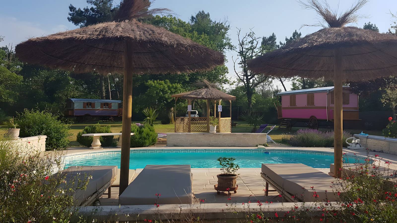 Roulotte 'Au Bois Chéri - avec piscine balnéo partagée in Bussac-Forêt, Région de Jonzac