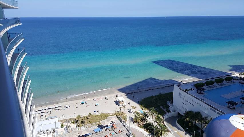 Vacation rental for 4 people, with yard and hot tub as well as sauna and pool in Broward County