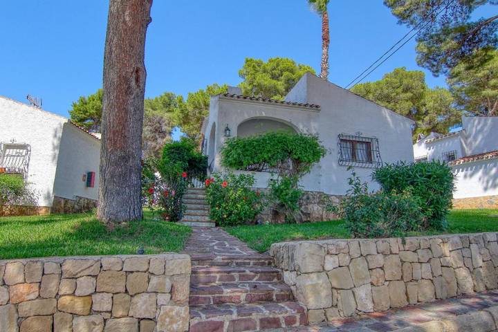 Bungalow für 4 Personen, mit Terrasse und Garten sowie Pool in Jávea