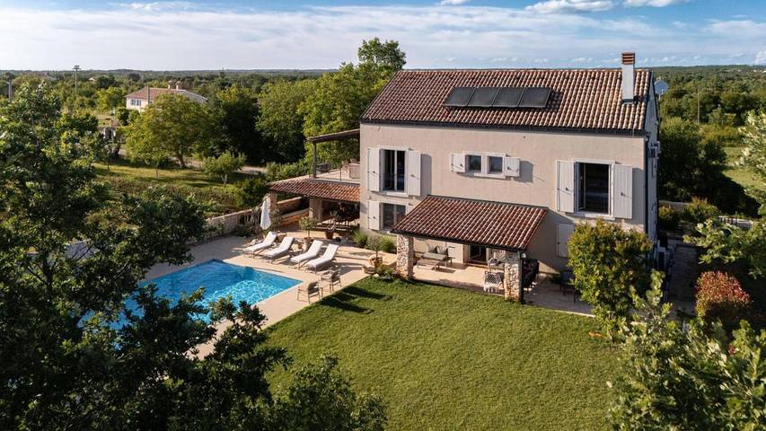 Ferienhaus für 10 Personen, mit Sauna und Pool sowie Ausblick und Garten, mit Haustier