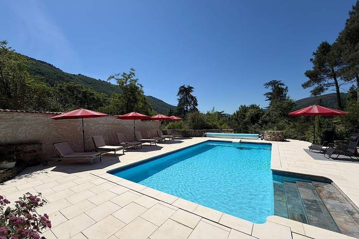 Appartement de vacances pour 5 personnes, avec jardin ainsi que terrasse et piscine