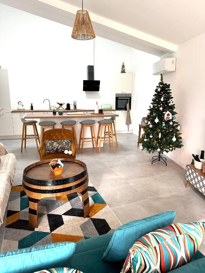 Location de vacances pour 8 personnes, avec piscine et jardin à Néac