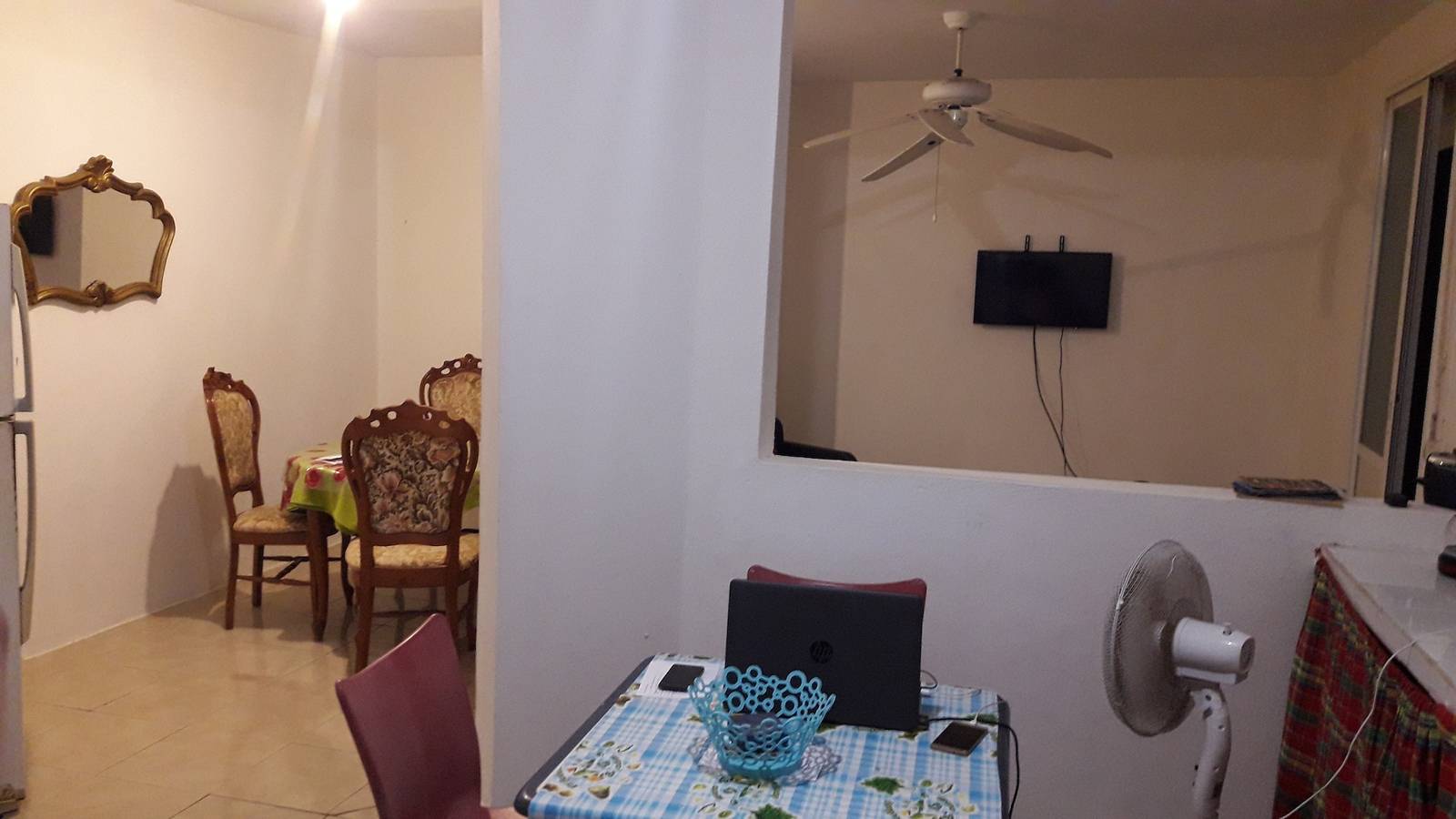 Ganze Wohnung, Geräumige Wohnung in Les Abymes mit Bergblick in Les Abymes, Guadeloupe