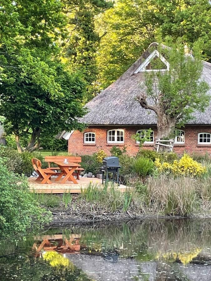 Ferienwohnung für 9 Personen, mit Terrasse und Garten sowie Seeblick und Ausblick in Leezdorf