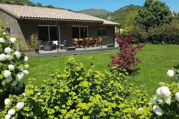 Gîte pour 8 personnes, avec terrasse et jardin à Reilhanette