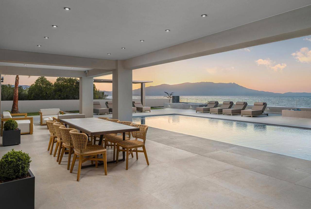 Luxury Villa Eos Beachfront 20 metres from the sea in Nopigia, Chania und Umgebung