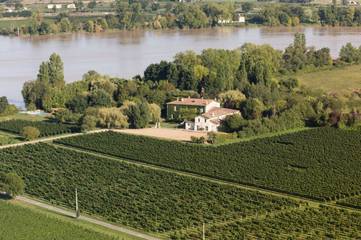 Location de vacances pour 2 personnes, avec vue et jardin ainsi que piscine et terrasse, animaux acceptés à Fronsac