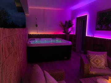 Gîte pour 4 personnes, avec terrasse et jacuzzi à Belin-Béliet