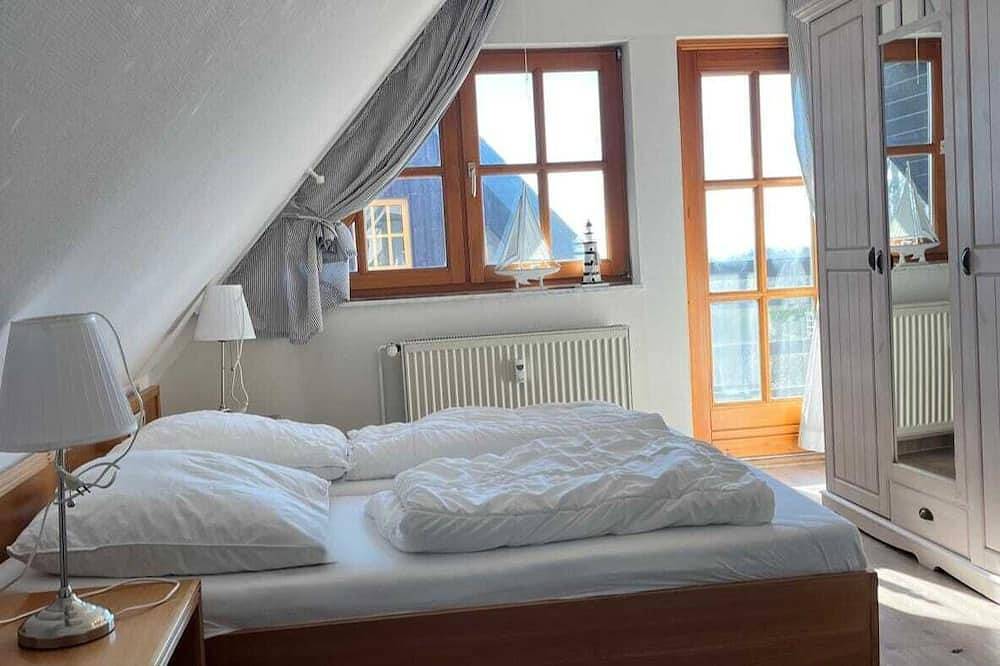 Traumlage Mönchgut, Rügen, reetgedecktes Ferienhaus umgeben vom Meer in Alt Reddevitz, Mönchgut